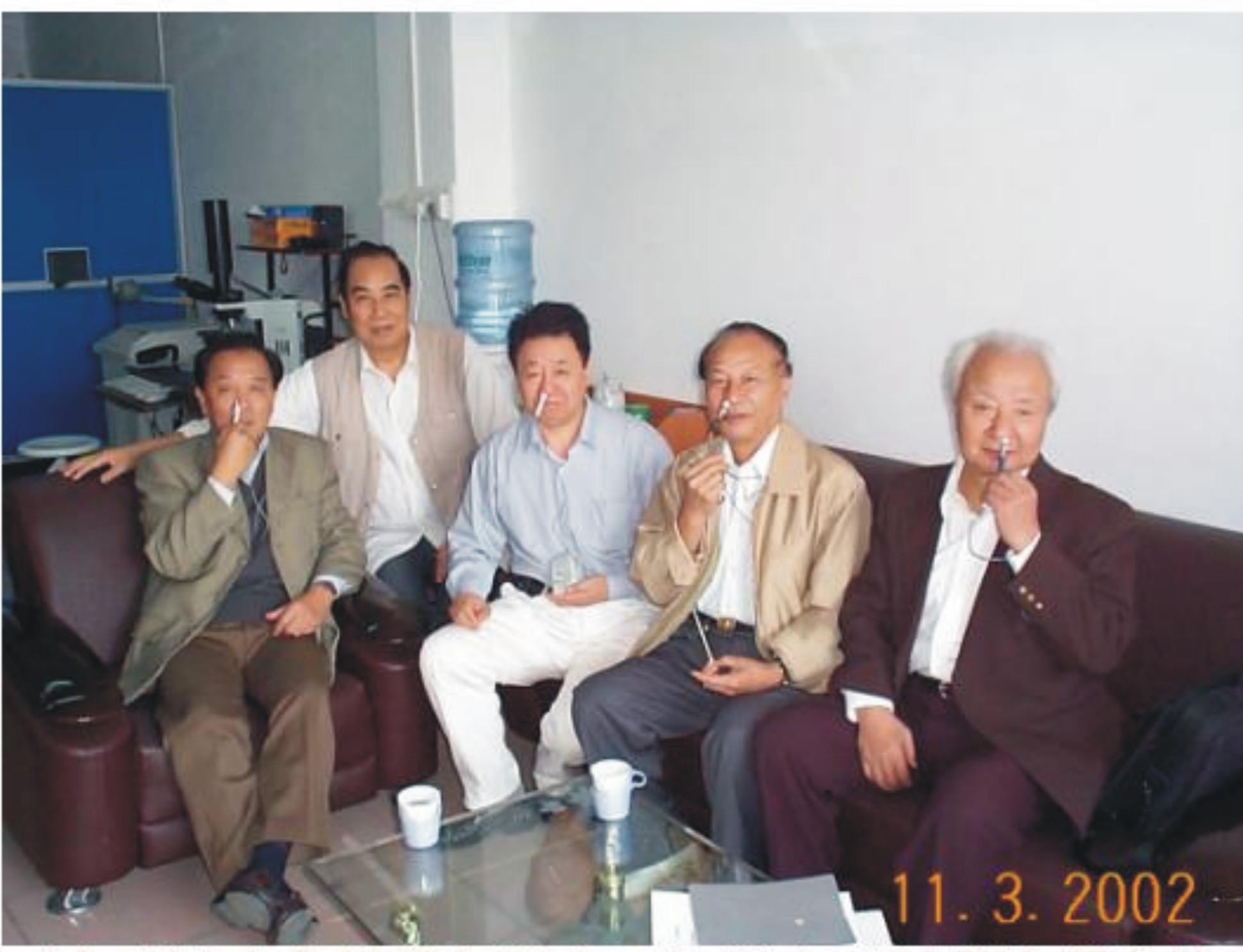 許叔祥教授（左一）楊子彬教授（右一）與岑烈芳教授（左二）合影留念。