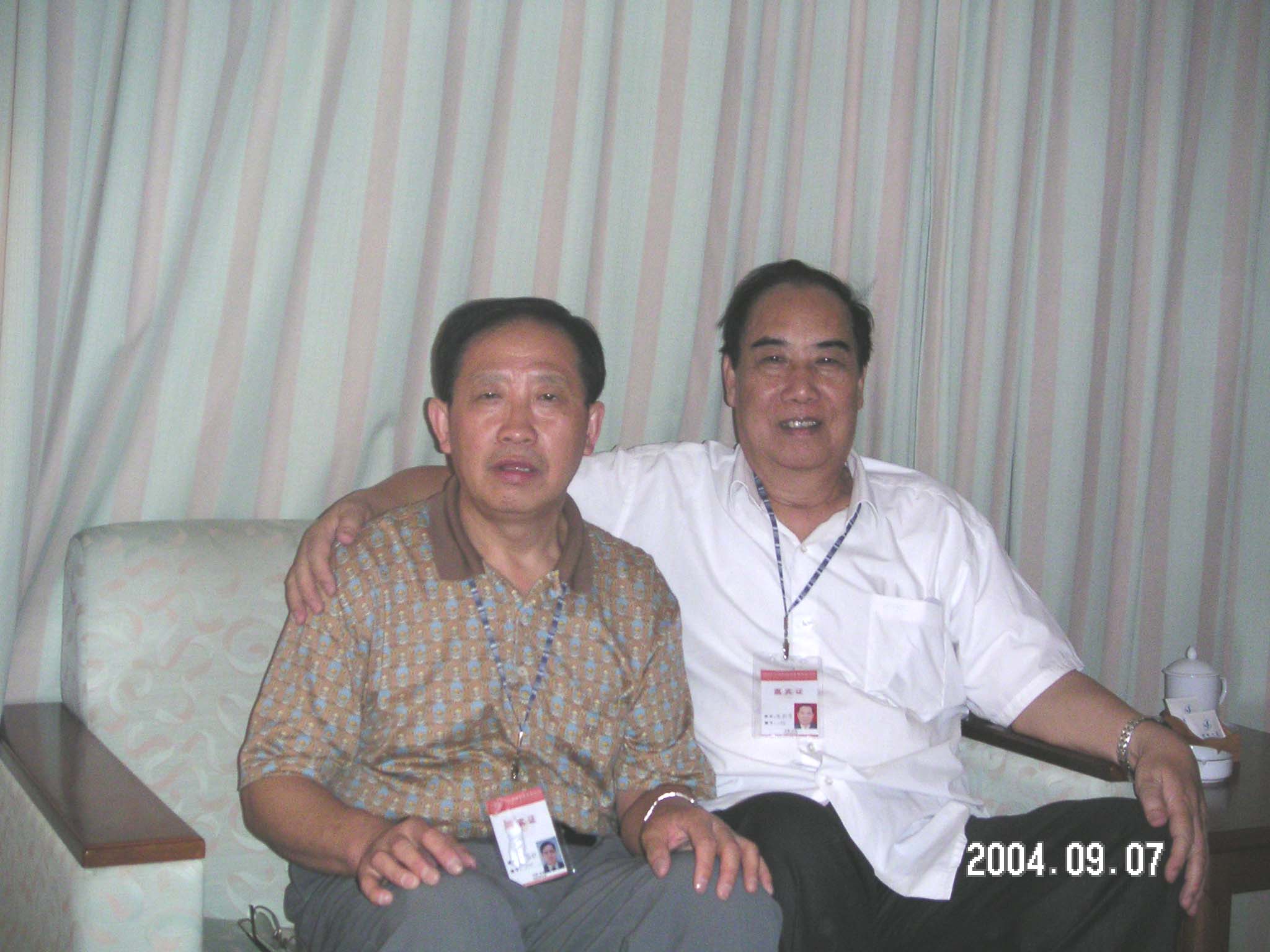 北京工業(yè)大學(xué)原校長(zhǎng)、中國(guó)工程院院士左鐵鏞教授（左）和岑烈芳教授合影