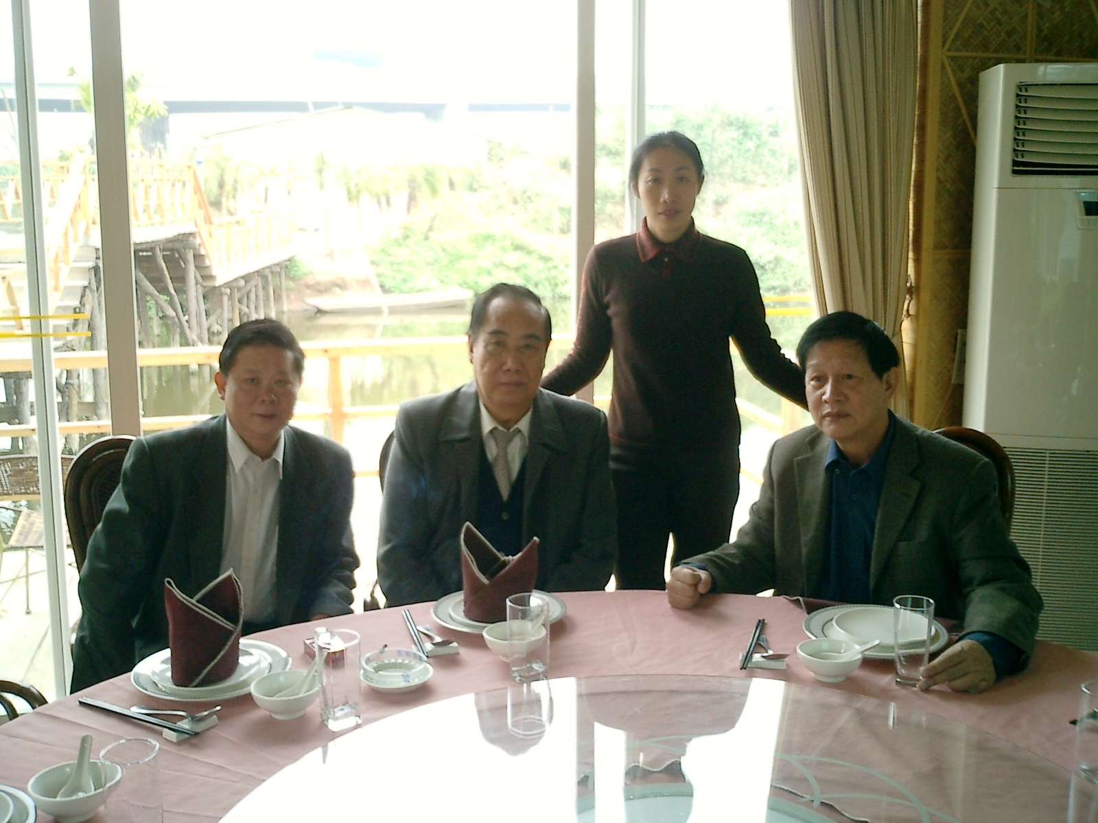 廣東省中醫(yī)藥亞健康專業(yè)委員會(huì)原主任、廣東省中醫(yī)藥學(xué)會(huì)原副會(huì)長(zhǎng)鄺日建教授（右一）岑烈芳教授合影